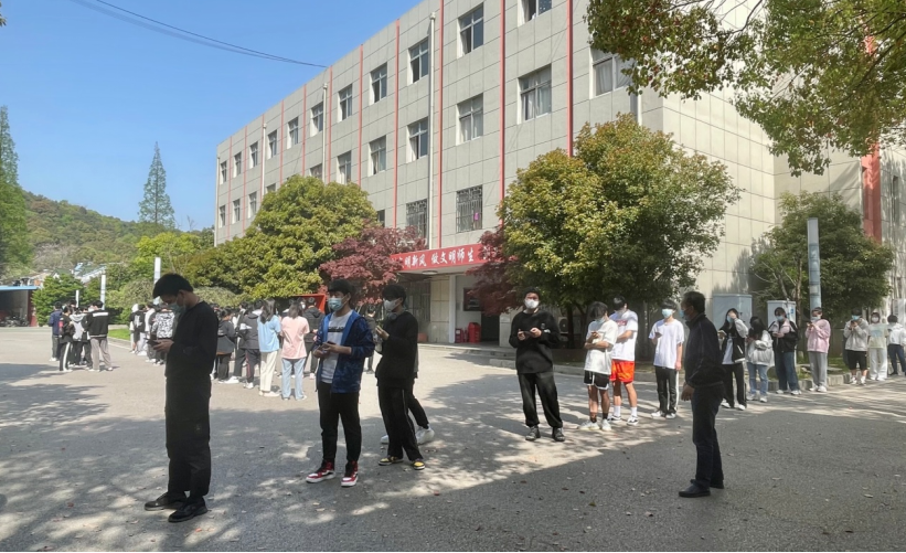 助力校园防疫  体育教师在行动