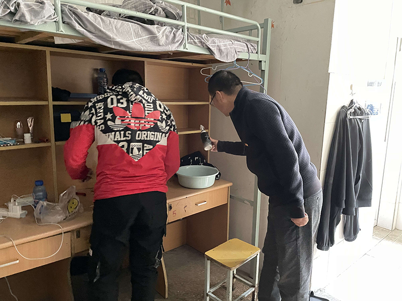 机电学院领导对学生宿舍进行安全卫生检查