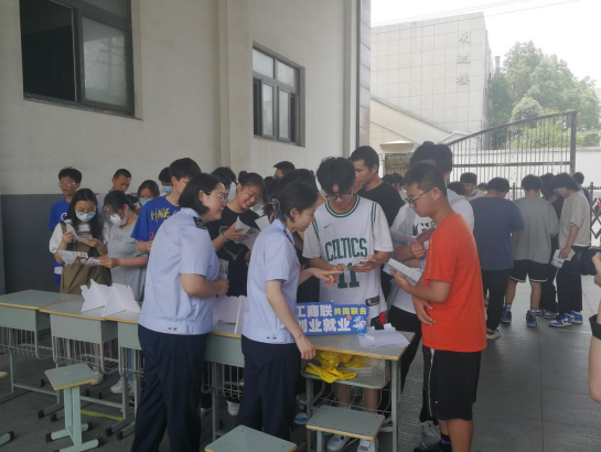 滨湖区税务局来校进行税务知识宣讲活动