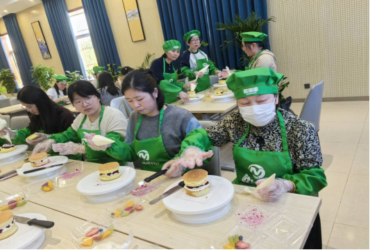 共赴甜蜜之约 —— 学校举办女职工DIY蛋糕制作活动