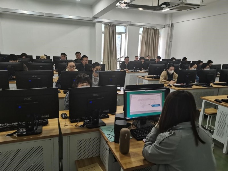 学校举行数字教材的建设与出版培训会