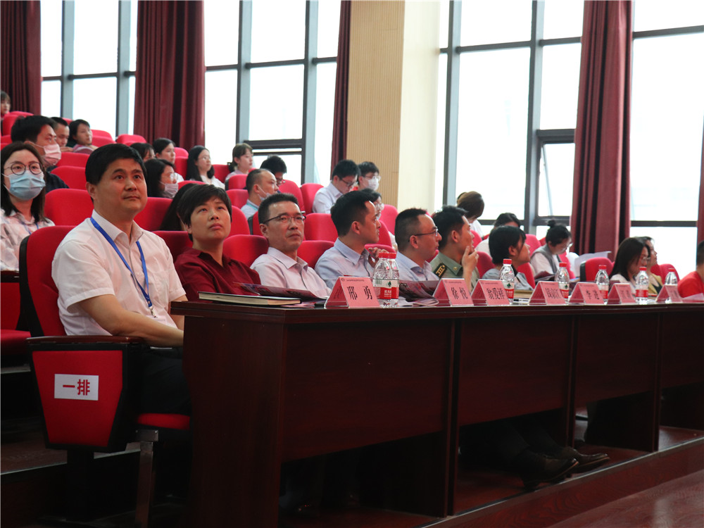 学校举办“绽放战疫青春 坚定制度自信”第六届青年论坛