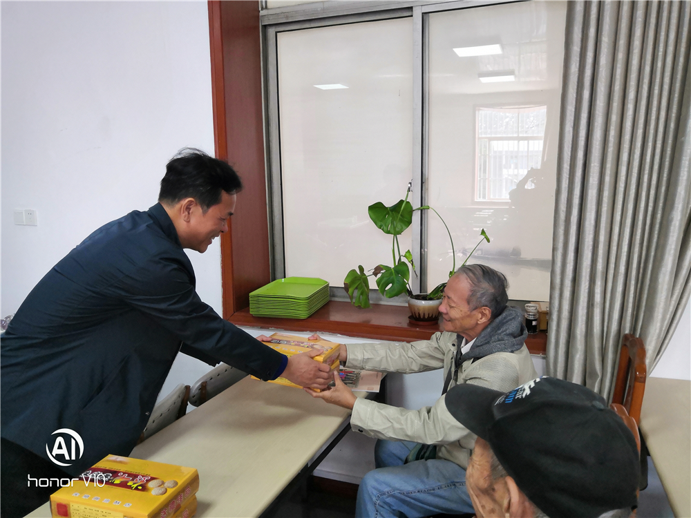 学校举办离退休教职工 “桂花香、乐重阳”敬老节活动