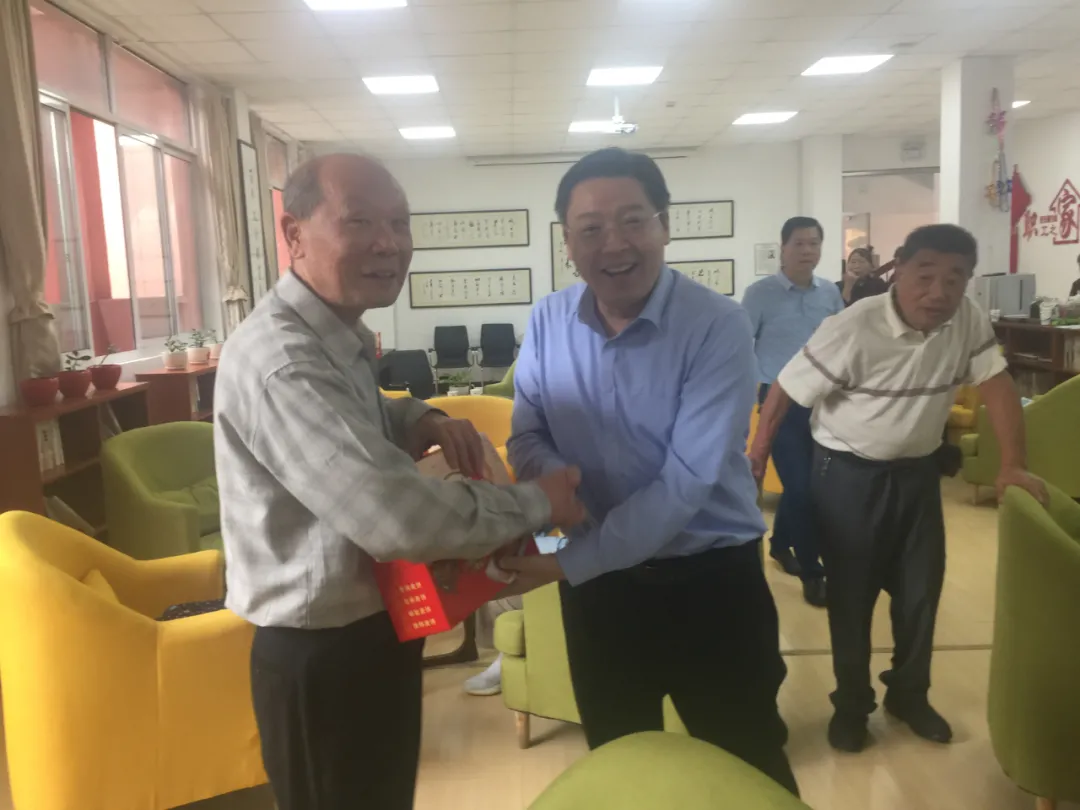 学校举行“欢度重阳献爱心 老少携手育新人”关爱学生志愿团队结对仪式