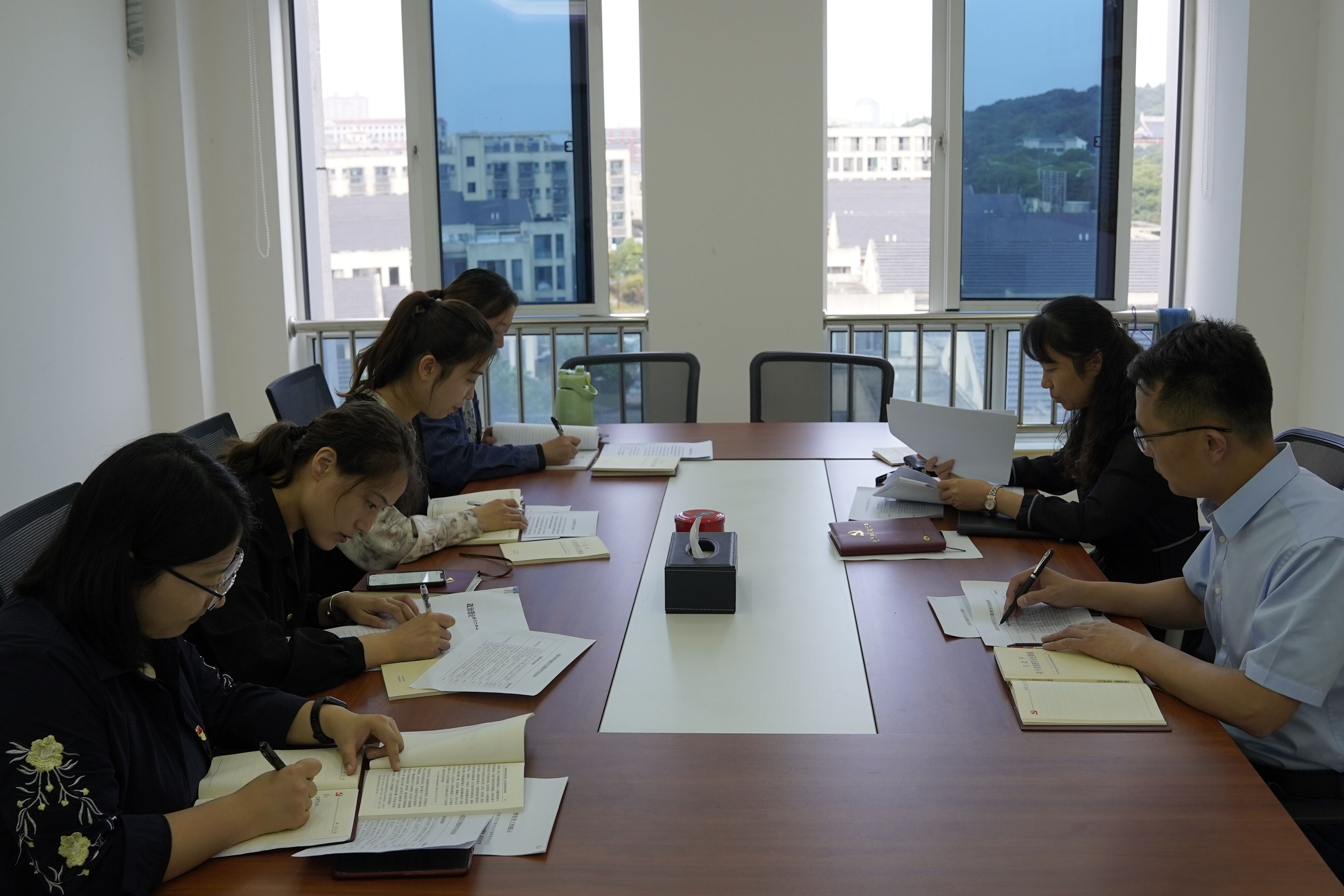 组织人事处党支部召开理论学习会议