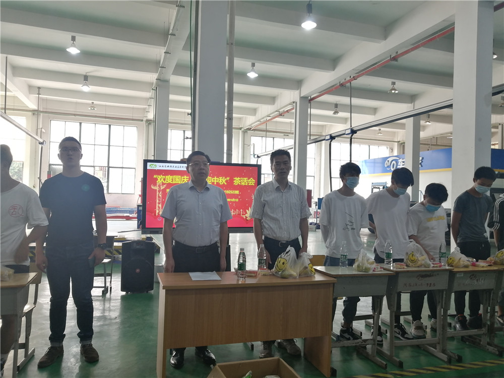 “欢度国庆、喜迎中秋”——学校党委书记、校长李虎与大理、洛川籍学子欢度中秋、国庆