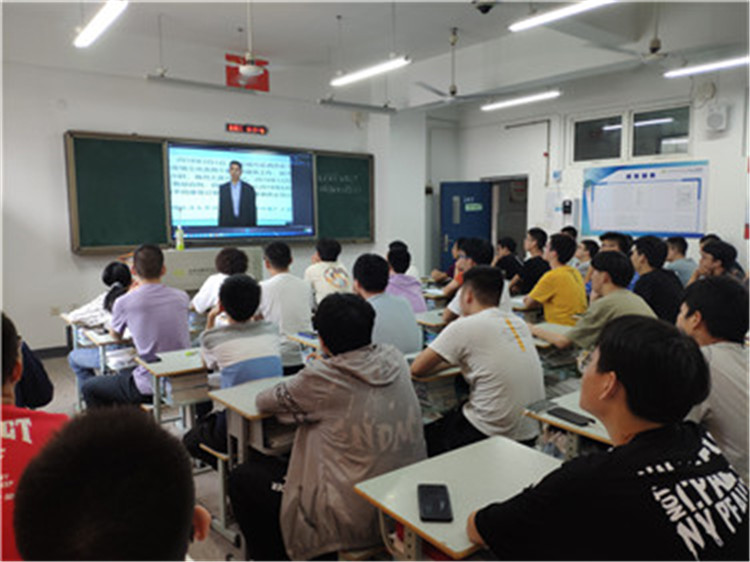 学校组织学生观看“爱党爱国、立德立行”主题教育专题系列讲座视频