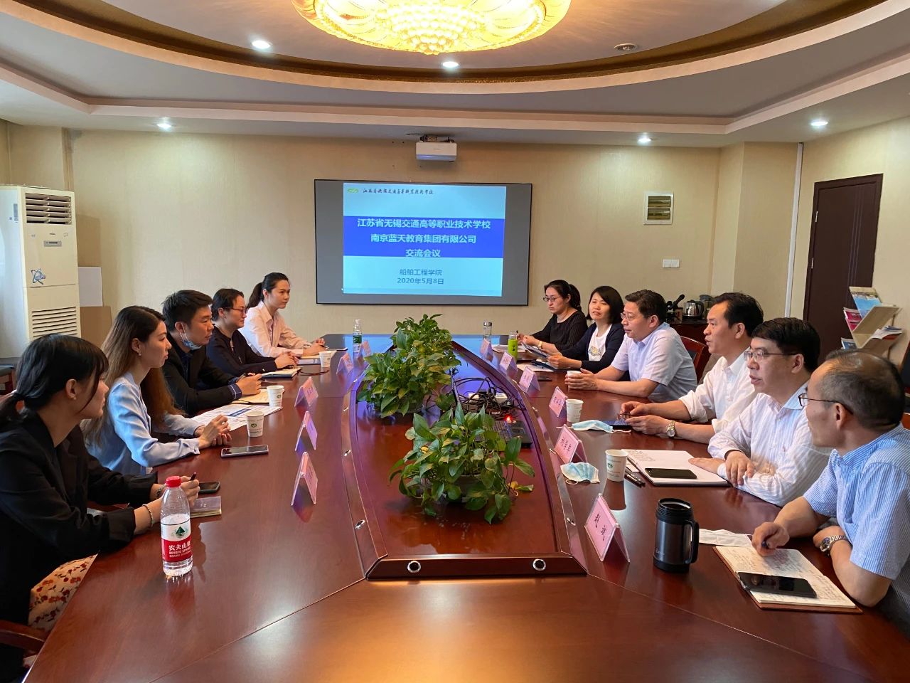 1589439590596064672.jpg 蓝天教育集团来校交流.jpg